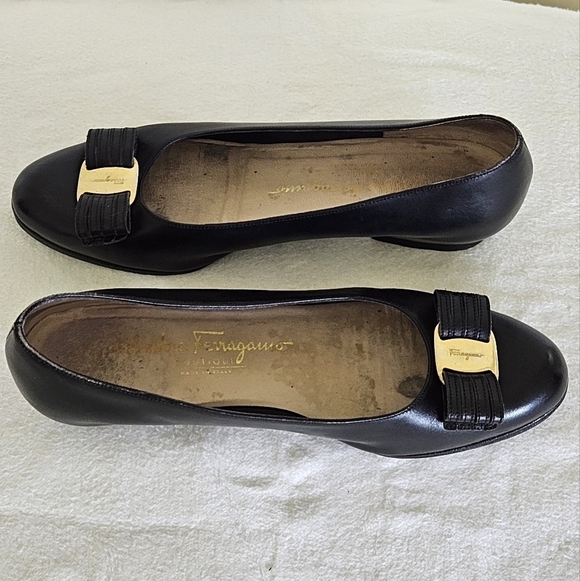 Salvatore Ferragamo Vara Bow Pump Shoes - Picture 6 of 12